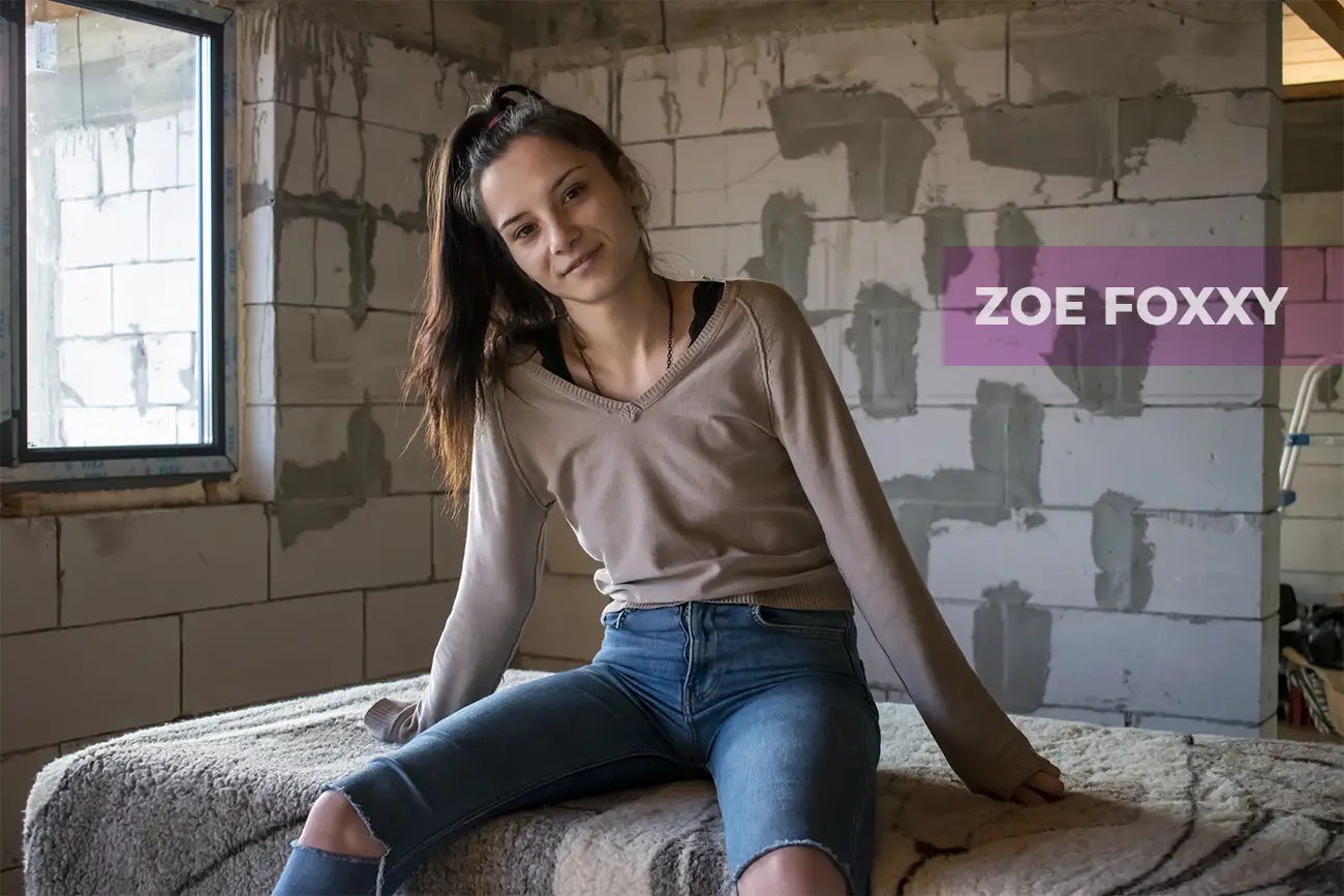 Zoe Foxxy – Quick fucking in an abandoned building