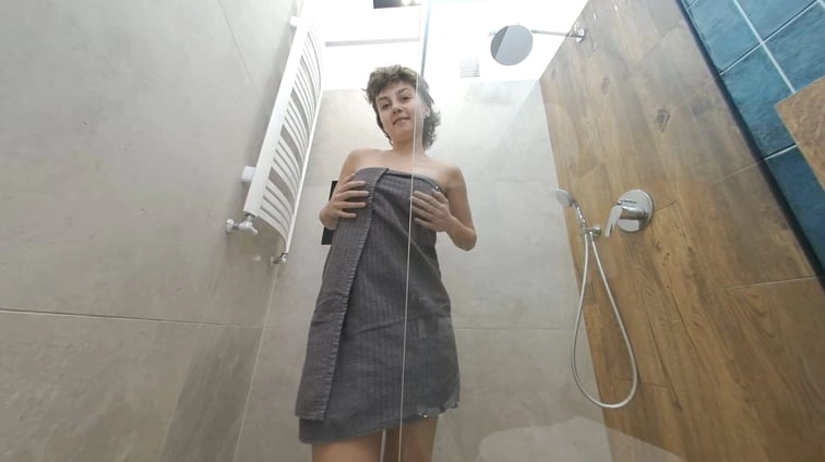 Young Pussy Takes a Shower